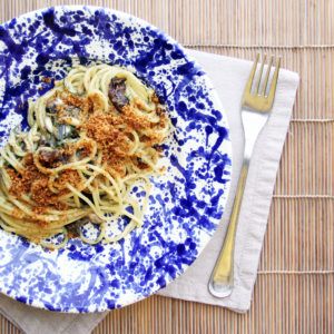 Piatto di Spaghetti con le sarde con prugne secche