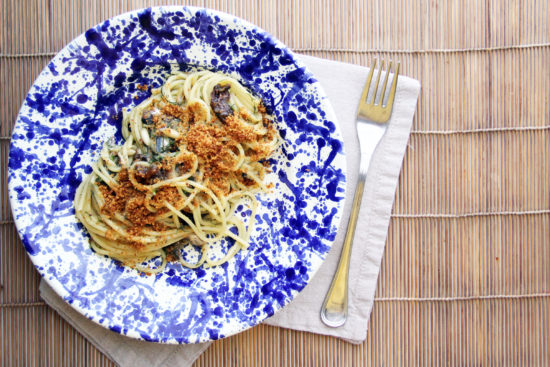 Piatto di Spaghetti con le sarde con prugne secche