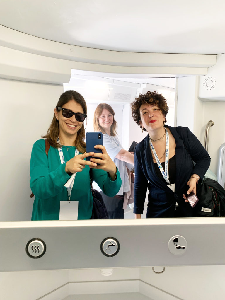 Selfie all'interno del mock up del nuovo treno FNM