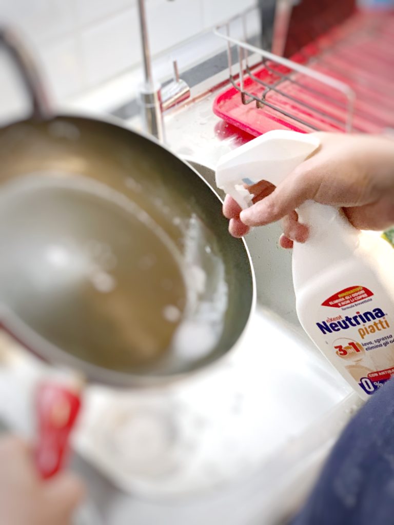 Spray per la puzzai delle stoviglie con padella